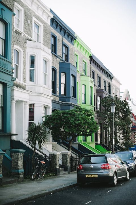 a city street filled with lots of parked cars